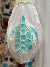 Carica l&#39;immagine nel visualizzatore di Gallery, Camicia con ricamo tartaruga
