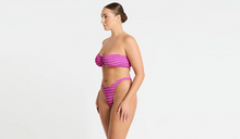 Carica l&#39;immagine nel visualizzatore di Gallery, Bikini Scene - RIGHE FUXIA VIOLA
