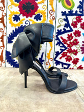 Carica l'immagine nel visualizzatore di Gallery, Sandalo con tacco fiocco
