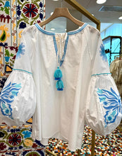 Carica l&#39;immagine nel visualizzatore di Gallery, Camicia con ricamo farfalla blu
