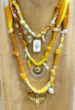 Carica l&#39;immagine nel visualizzatore di Gallery, COLLANA BANDANA - TIE DYE GIALLO (A)
