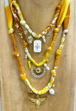 Carica l&#39;immagine nel visualizzatore di Gallery, COLLANA BANDANA - TIE DYE GIALLO (A)
