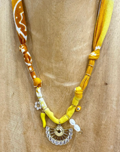 Carica l&#39;immagine nel visualizzatore di Gallery, COLLANA BANDANA - TIE DYE GIALLO (A)
