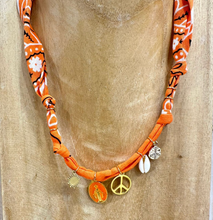 Carica l&#39;immagine nel visualizzatore di Gallery, COLLANA BANDANA - ARANCIO (D)
