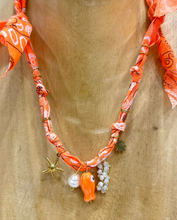 Carica l&#39;immagine nel visualizzatore di Gallery, COLLANA BANDANA - ARANCIO FLUO (I)
