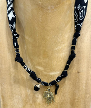 Carica l'immagine nel visualizzatore di Gallery, COLLANA BANDANA - NERO (L)
