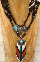 Carica l&#39;immagine nel visualizzatore di Gallery, COLLANA BANDANA - MARRONE (M)
