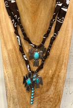 Carica l&#39;immagine nel visualizzatore di Gallery, COLLANA BANDANA - MARRONE (M)
