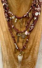 Carica l&#39;immagine nel visualizzatore di Gallery, COLLANA BANDANA - MARRONE CHIARO (N)
