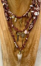 Carica l&#39;immagine nel visualizzatore di Gallery, COLLANA BANDANA - MARRONE CHIARO (N)
