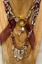 Carica l&#39;immagine nel visualizzatore di Gallery, COLLANA BANDANA - MARRONE CHIARO (N)
