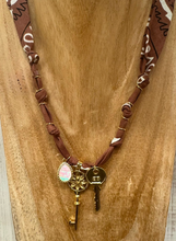 Carica l&#39;immagine nel visualizzatore di Gallery, COLLANA BANDANA - MARRONE CHIARO (N)
