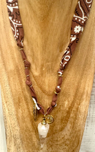 Carica l&#39;immagine nel visualizzatore di Gallery, COLLANA BANDANA - MARRONE CHIARO (N)
