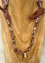 Carica l&#39;immagine nel visualizzatore di Gallery, COLLANA BANDANA - MARRONE CHIARO (N)
