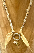 Carica l'immagine nel visualizzatore di Gallery, COLLANA BANDANA - BEIGE (O)
