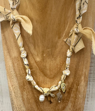 Carica l'immagine nel visualizzatore di Gallery, COLLANA BANDANA - BEIGE (O)
