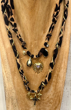 Carica l'immagine nel visualizzatore di Gallery, COLLANA BANDANA - CIONDOLI LEOPARDO (P)
