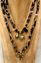 Carica l'immagine nel visualizzatore di Gallery, COLLANA BANDANA - CIONDOLI LEOPARDO (P)
