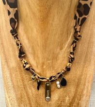 Carica l'immagine nel visualizzatore di Gallery, COLLANA BANDANA - CIONDOLI LEOPARDO (P)
