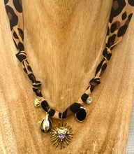 Carica l'immagine nel visualizzatore di Gallery, COLLANA BANDANA - CIONDOLI LEOPARDO (P)
