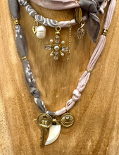 Carica l'immagine nel visualizzatore di Gallery, COLLANA BANDANA - GRIGIO / CIPRIA (Q)
