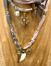 Carica l'immagine nel visualizzatore di Gallery, COLLANA BANDANA - GRIGIO / CIPRIA (Q)
