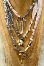 Carica l'immagine nel visualizzatore di Gallery, COLLANA BANDANA - GRIGIO / CIPRIA (Q)
