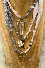 Carica l'immagine nel visualizzatore di Gallery, COLLANA BANDANA - GRIGIO / CIPRIA (Q)

