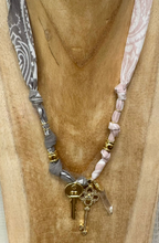 Carica l'immagine nel visualizzatore di Gallery, COLLANA BANDANA - GRIGIO / CIPRIA (Q)
