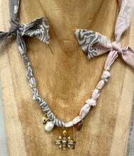 Carica l'immagine nel visualizzatore di Gallery, COLLANA BANDANA - GRIGIO / CIPRIA (Q)
