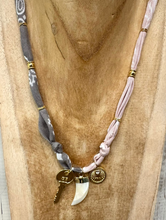 Carica l'immagine nel visualizzatore di Gallery, COLLANA BANDANA - GRIGIO / CIPRIA (Q)
