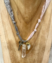Carica l'immagine nel visualizzatore di Gallery, COLLANA BANDANA - GRIGIO / CIPRIA (Q)
