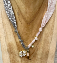 Carica l'immagine nel visualizzatore di Gallery, COLLANA BANDANA - GRIGIO / CIPRIA (Q)
