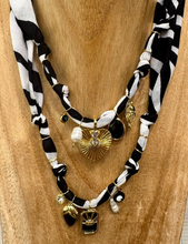 Carica l'immagine nel visualizzatore di Gallery, COLLANA BANDANA - ZEBRA (S)
