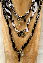 Carica l'immagine nel visualizzatore di Gallery, COLLANA BANDANA - ZEBRA (S)
