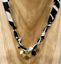Carica l'immagine nel visualizzatore di Gallery, COLLANA BANDANA - ZEBRA (S)
