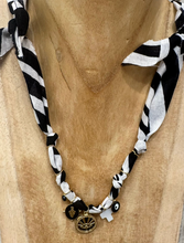 Carica l'immagine nel visualizzatore di Gallery, COLLANA BANDANA - ZEBRA (S)
