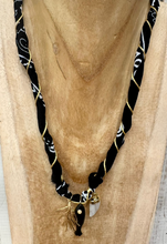 Carica l'immagine nel visualizzatore di Gallery, COLLANA BANDANA - ZEBRA (S)
