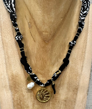 Carica l'immagine nel visualizzatore di Gallery, COLLANA BANDANA - NERO (T)
