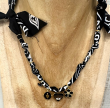 Carica l'immagine nel visualizzatore di Gallery, COLLANA BANDANA - NERO (T)
