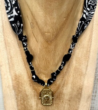 Carica l'immagine nel visualizzatore di Gallery, COLLANA BANDANA - NERO (T)
