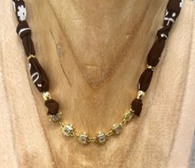 Carica l&#39;immagine nel visualizzatore di Gallery, COLLANA BANDANA - MARRONE (M)
