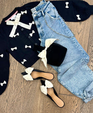 Carica l&#39;immagine nel visualizzatore di Gallery, Cardigan Nero con Fiocchi Applicati
