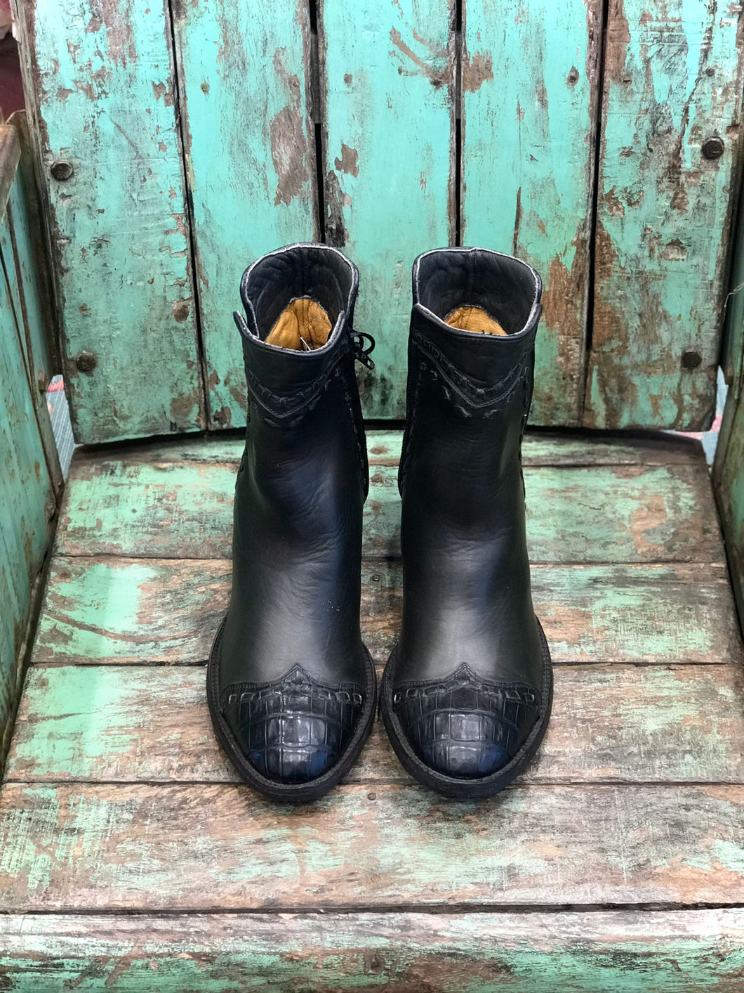 Stivali in pelle nera con punta e tallone in coccodrillo - MEXICANA